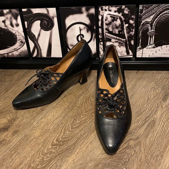 Earthies Mezzi Black Leather Heels - Picture 1 of 7